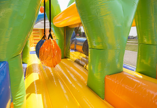Acquista un mega percorso ad ostacoli di 27 metri dai colori allegri per i bambini. Ordina percorsi ad ostacoli gonfiabili presso JB Gonfiabili Italia