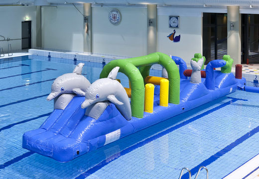 Fantastica piscina a tema delfino con ostacoli impegnativi per grandi e piccini. Ordina ora i giochi gonfiabili in piscina online su JB Gonfiabili Italia