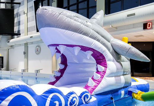 Acquista un percorso ad ostacoli gonfiabile lungo 13 metri con uno squalo in un design unico con divertenti oggetti 3D e non meno di 2 scivoli per grandi e piccini. Ordina ora i percorsi ad ostacoli per piscine gonfiabili online su JB Gonfiabili Italia