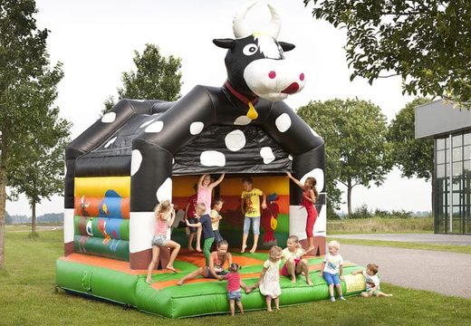 Saltarelli gonfiabili medio in vendita in colori sorprendenti con un grande oggetto 3D di una mucca in cima, per bambini. Acquista il ccastello gonfiabile medio online su JB Gonfiabili Italia
