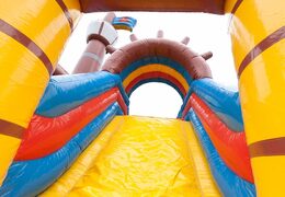 Acquista la castello gonfiabile della barca dei pirati dal design unico con due ingressi, uno scivolo al centro e oggetti 3D per i bambini. Ordina le castelli gonfiabili online su JB Gonfiabili Italia