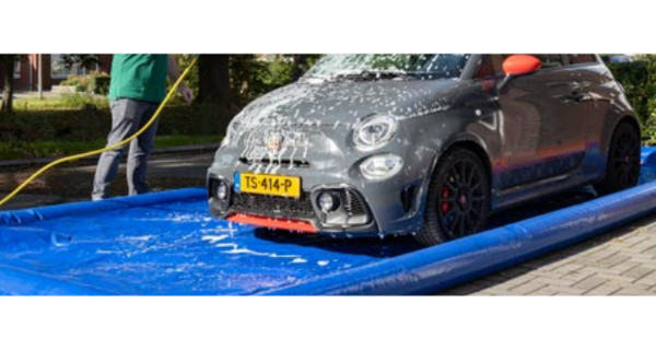 Uomo pulisce auto Abarth in piscina auto gonfiabile