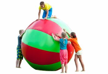 Multi inzetbare 1.5 en 2  meter groen rode ballen voor zowel oud als jong bestellen. Koop opblaasbare zeskamp artikelen online bij JB Inflatables Nederland