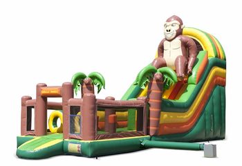 Unieke opblaasbare glijbaan in thema gorilla met een plonsbad, indrukwekkend 3D object, frisse kleuren en de 3D obstakels voor kinderen kopen. Bestel opblaasbare glijbanen nu online bij JB Inflatables Nederland