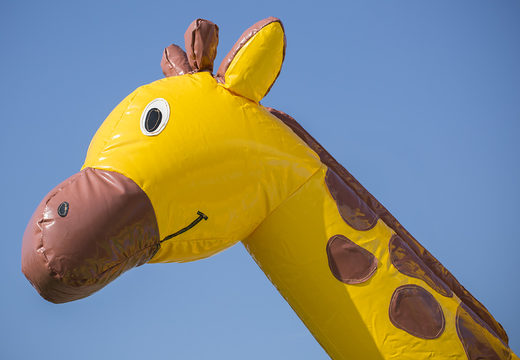 Acquistare un multigioco gonfiabile con tetto ostacoli e scivolo con il tema giraffa