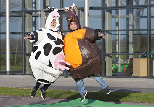 Acquista tute da sumo gonfiabili a tema Cow & Bull per grandi e piccini. Ordina i gonfiabili online su JB Gonfiabili Italia