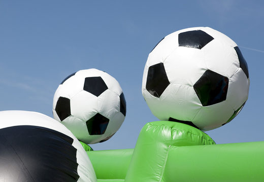 Acquistare un multiattività gonfiabile con ostacoli e scivoli con il tema calcio