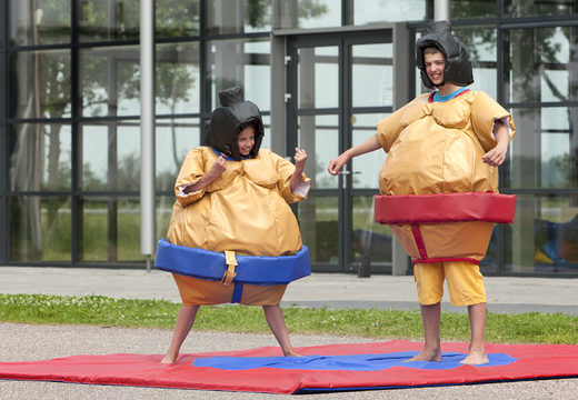 Ordina divertenti tute da sumo gonfiabili per bambini. Acquista tute da sumo gonfiabili online su JB Gonfiabili Italia