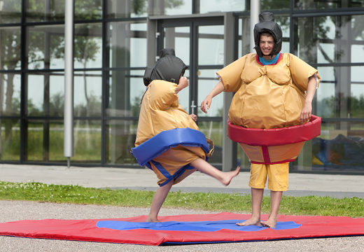 Acquista tute da sumo gonfiabili per bambini. Ordina i gonfiabili online su JB Gonfiabili Italia