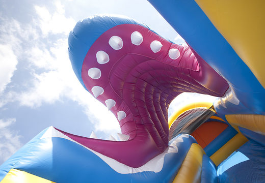 Scivolo multifunzionale unico a tema squalo con piscina per bambini, impressionante oggetto 3D, colori freschi e gli ostacoli 3D per i bambini. Acquista ora gli scivoli gonfiabili online su JB Gonfiabili Italia