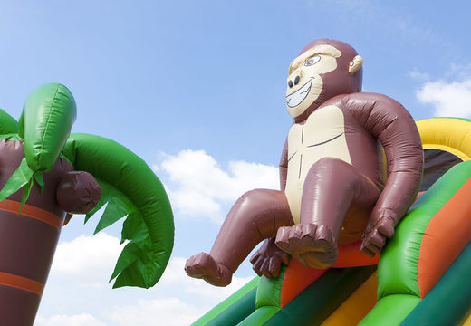 Acquista uno scivolo gonfiabile multifunzionale a tema gorilla con una piscina per bambini, un impressionante oggetto 3D, colori freschi e l'ostacolo 3D per i bambini. Ordina ora gli scivoli gonfiabili online su JB Gonfiabili Italia