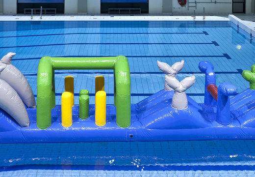 Ordina un'esclusiva piscina gonfiabile a tema delfino con ostacoli impegnativi per grandi e piccini. Acquista ora le attrazioni acquatiche gonfiabili online su JB Gonfiabili Italia