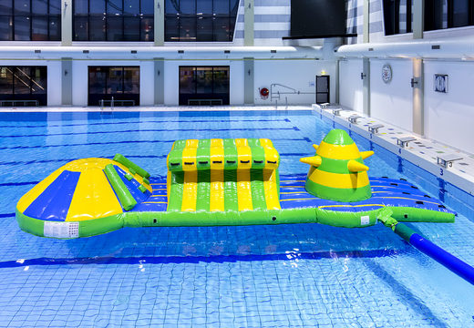 Unica piscina gonfiabile verde/blu da 10 m con ostacoli impegnativi e scivolo rotondo per grandi e piccini. Acquista ora le attrazioni acquatiche gonfiabili online su JB Gonfiabili Italia