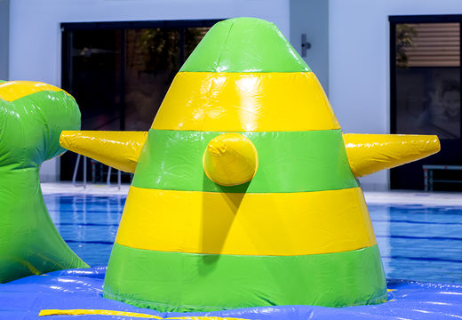 Piscina gonfiabile verde/blu di 10 metri con oggetti divertenti e scivolo tondo per grandi e piccini. Ordina ora i giochi gonfiabili in piscina online su JB Gonfiabili Italia