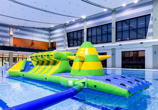 Spettacolare piscina gonfiabile verde/blu di 10 m con ostacoli impegnativi e scivolo rotondo per grandi e piccini. Acquista ora le attrazioni acquatiche gonfiabili online su JB Gonfiabili Italia