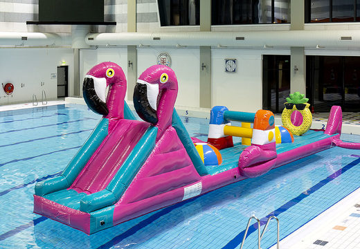 Acquista un percorso a ostacoli gonfiabile per piscina Flamingo Run lungo 12 metri per grandi e piccini. Ordina ora le attrazioni acquatiche gonfiabili online su JB Gonfiabili Italia