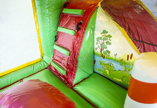 Castello gonfiabile multigioco Jungleworld con scivolo al centro e oggetti 3D per bambini. Ordina i castelli gonfiabili online su JB Gonfiabili Italia