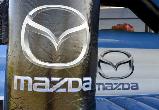Acquista il castello gonfiabile multidivertente Mazda su misura con scivolo e auto 3D in diverse forme e dimensioni su JB Gonfiabili Italia. Richiedi ora un design gratuito per gonfiabili personalizzati nella tua identità aziendale