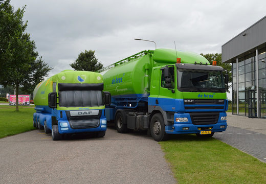 Ordina il grande camion gonfiabile De Heus verde blu che attira l'attenzione. Acquista i tuoi gonfiabili 3D online su JB Gonfiabili Italia