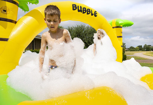 Acquista il castello gonfiabile aperto JB Bubbles con rubinetto in schiuma a tema Jungle per bambini. Ordina i castelli gonfiabili da JB Gonfiabili Italia