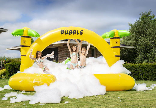 Ordina JB Bubbles castello gonfiabile aperto con schiuma nel tema Jungle per bambini. Acquista castelli gonfiabili online su JB Gonfiabili Italia