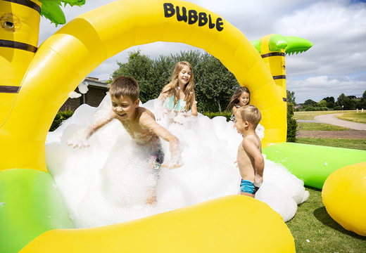 Castello gonfiabile del parco delle bolle con una gru di schiuma nel tema della giungla per bambini. Acquista castelli gonfiabili online su JB Gonfiabili Italia