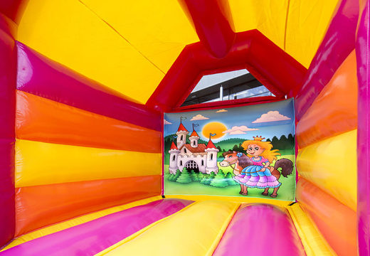 Acquista una castello gonfiabile midi in una combinazione di colori rosa e giallo con un tema principessa per bambini. Visita JB Gonfiabili Italia online
