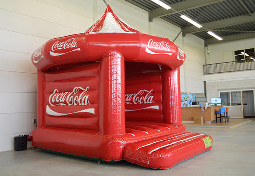 Acquista il castello gonfiabile personalizzato Coca-Cola Carousel promozionale. Ordina ora castello gonfiabile pubblicitari con la tua identità aziendale su JB Gonfiabili Italia