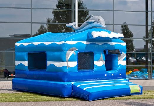 Ordina il castello gonfiabile coperto di giochi gonfiabili con palline blu a tema Seaworld, per bambini. Acquista gonfiabili per bambini online su JB Gonfiabili Italia