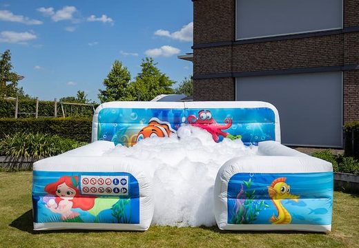 Castello gonfiabile del parco Bubble Boarding con una gru di schiuma nel tema Seaworld per bambini. Acquista castelli gonfiabili online su JB Gonfiabili Italia