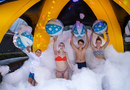 Groot opblaasbaar overdekt bubble springkussen met schuim kopen in thema disco dome xl voor kinderen