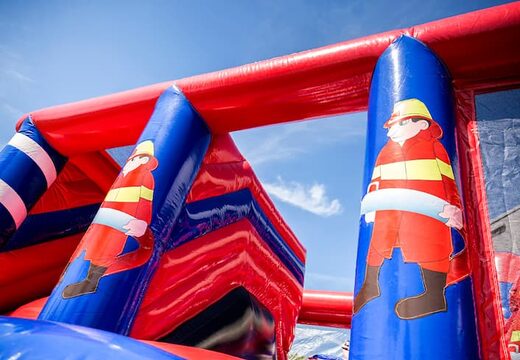 Castello gonfiabile coperta gonfiabile a tema vigili del fuoco con scivolo sulla superficie di salto, torre di arrampicata e divertenti ostacoli per i bambini. Acquista castelli gonfiabili online su JB Gonfiabili Italia