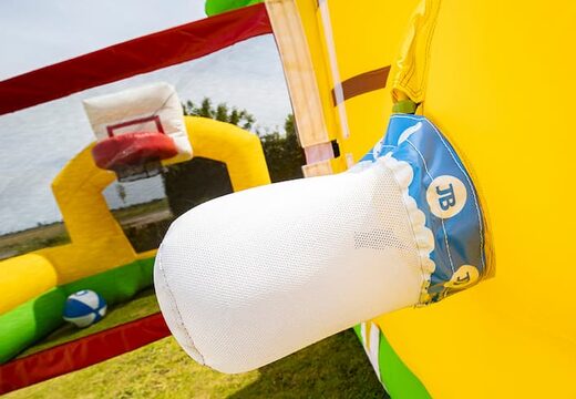 Acquista il gonfiabile centro sportivo con il tema pallacanestro, calcio e pallavolo della JB Bubble e organizza la tua festa schiuma facile da posizionare e utilizzare