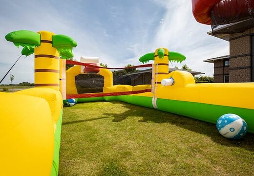Acquista il gonfiabile centro sportivo con il tema pallacanestro, calcio e pallavolo della JB Bubble e organizza la tua festa schiuma facile da posizionare e utilizzare