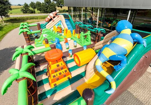 Acquistare un parco gioco gonfiabile completo con ostacoli e scivolo con il tema giungla