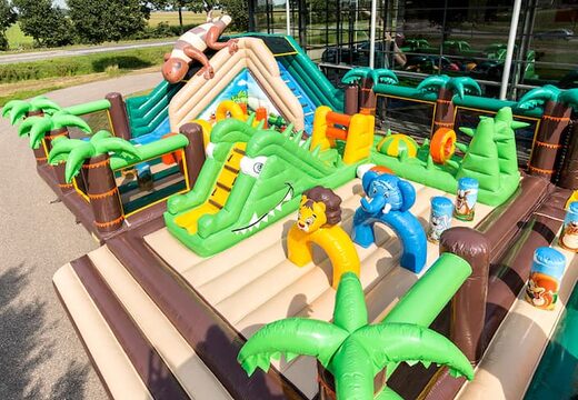 Acquistare un parco gioco gonfiabile completo con ostacoli e scivolo con il tema giungla