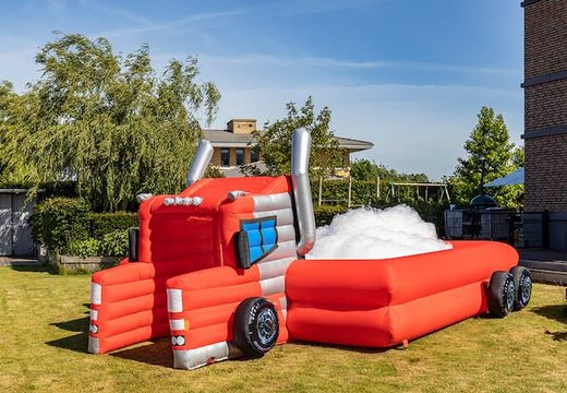 Acquista il gonfiabile con il tema camion della JB Bubble e organizza la tua festa schiuma facile da posizionare e utilizzare
