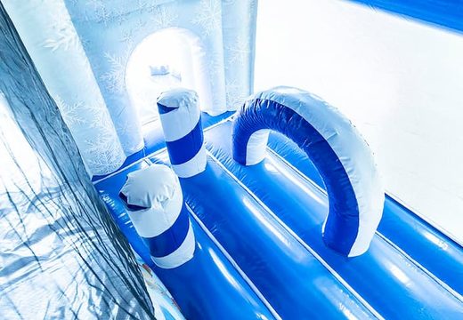 Pokryty niebiesko-biały dmuchany zamek Frozen o unikalnym designie z dwoma wejściami, zjeżdżalnią pośrodku i obiektami 3D dla dzieci na zamówienie. Kup dmuchane zamki online w JB Dmuchańce Polska