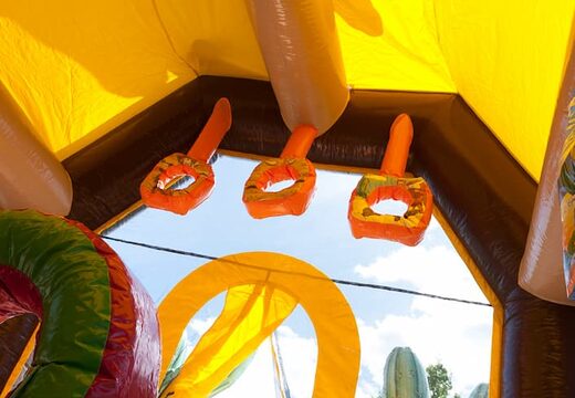 Acquistare un gioco gonfiabile spara palline con scivolo e tetto con il tema western per bambini
