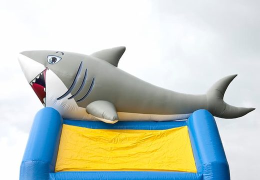 Ordina i saltarelli gonfiabili medio degli squali unici con un oggetto 3D in cima per i bambini. Acquista castello gonfiabile medio online su JB Gonfiabili Italia