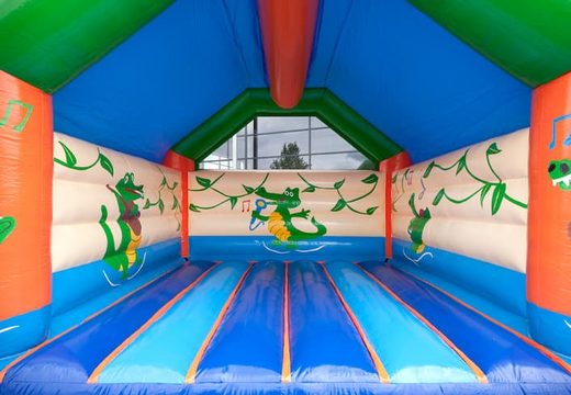 Groot krokodil super springkasteel overdekt te koop met vrolijke animaties voor kinderen. Bestel springkastelen online bij JB Inflatables Nederland