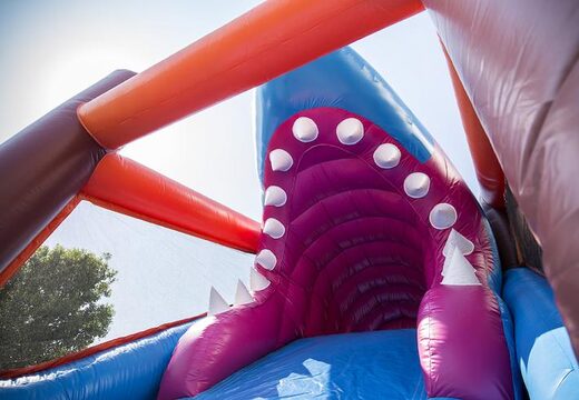 Ordina un esclusivo percorso ad ostacoli gonfiabile a tema squalo largo 17 metri per bambini. Ordina ora i percorsi ad ostacoli gonfiabili online su JB Gonfiabili Italia
