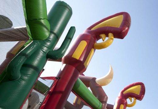 Acquista un esclusivo percorso a ostacoli a tema cowboy largo 17 metri con 7 elementi di gioco e oggetti colorati per i bambini. Ordina ora i percorsi ad ostacoli gonfiabili online su JB Gonfiabili Italia