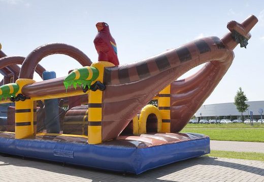 Esclusivo percorso a ostacoli a tema pirata largo 17 metri con 7 elementi di gioco e oggetti colorati per i bambini. Acquista ora i percorsi ad ostacoli gonfiabili online su JB Gonfiabili Italia