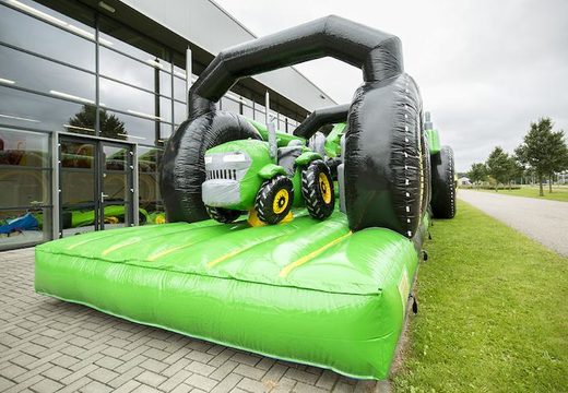 Traktor esegue un percorso ad ostacoli di 17 metri con 7 elementi di gioco e oggetti colorati per i bambini. Acquista ora i percorsi ad ostacoli gonfiabili online su JB Gonfiabili Italia