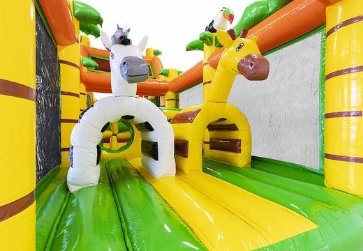 Acquista un grande percorso a ostacoli con castello gonfiabile a tema safari con animali 3D per bambini