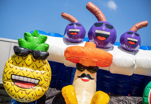 Grande scivolo gonfiabile a tema caraibico con tanti colori e 3 oggetti per bambini