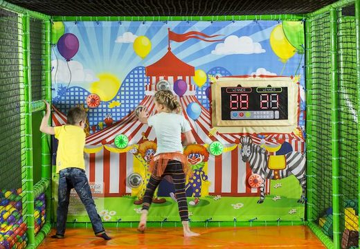 Acquista una parete interattiva con uno spot a tema circense davanti al parco giochi di Jb