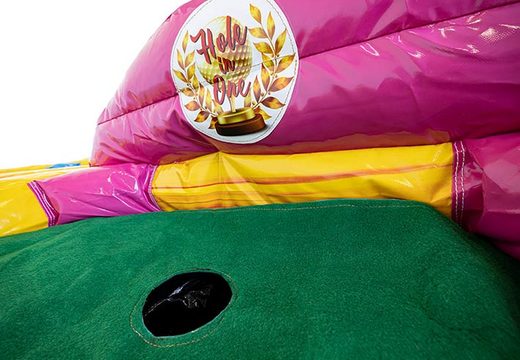 Castello gonfiabile di colori allegri con campo da golf