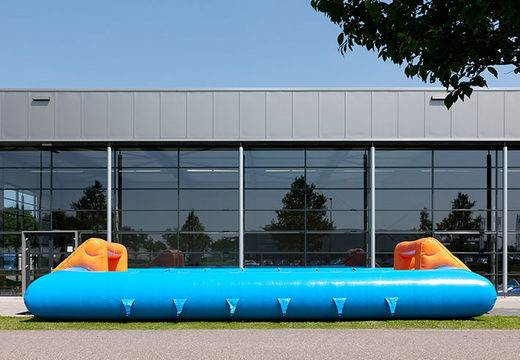 Acquista un biliardino galleggiante arancione blu con un sistema di scorrimento dell'imbarco unico per bambini. Ordina ora il calcio balilla gonfiabile online su JB Inflatables Netherlands